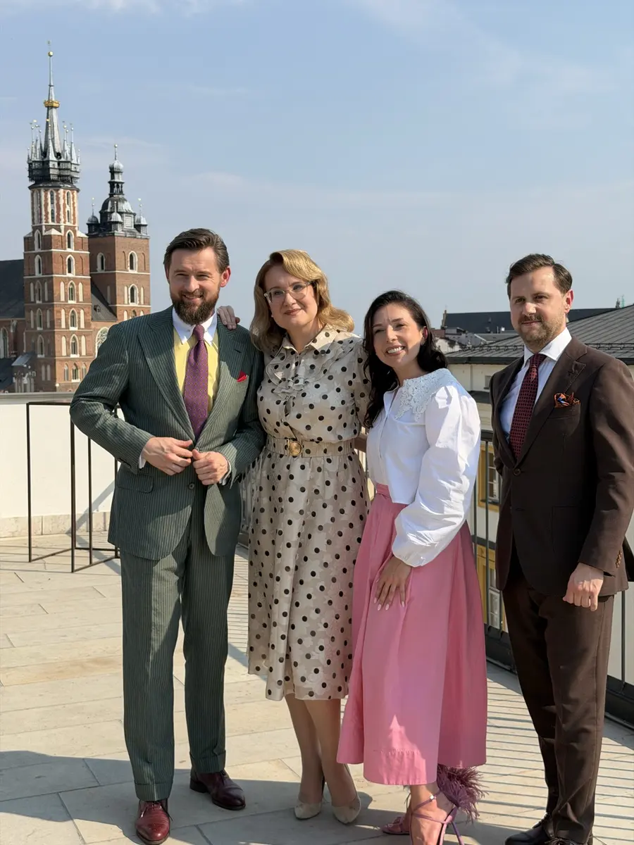 Autor z ekipą sesji na tarasie z widokiem na Kościół Mariacki